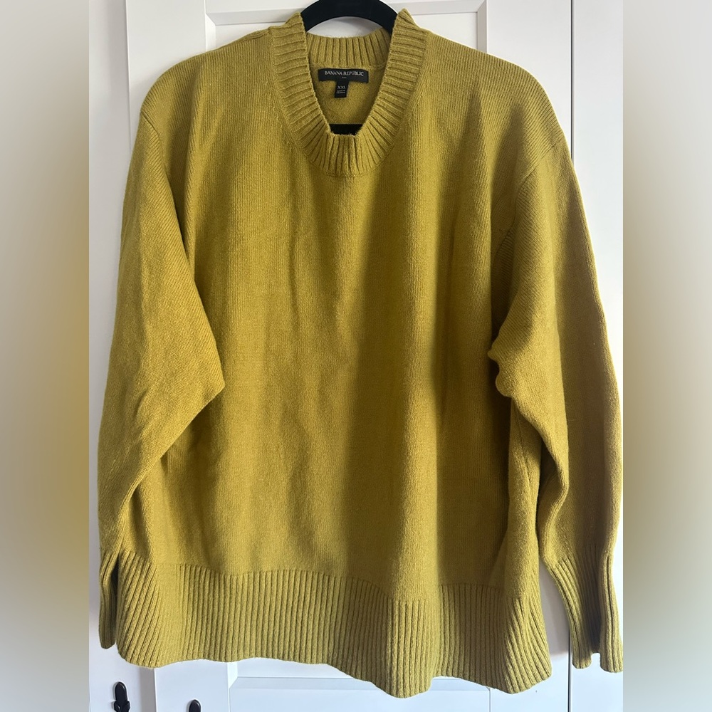 NWOT Women’s Green Crew Neck Sweater